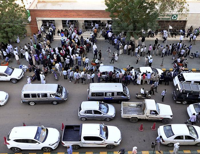 السودان.. الاحتجاجات تتصاعد.. ووزير الداخلية: المحتجون على حق